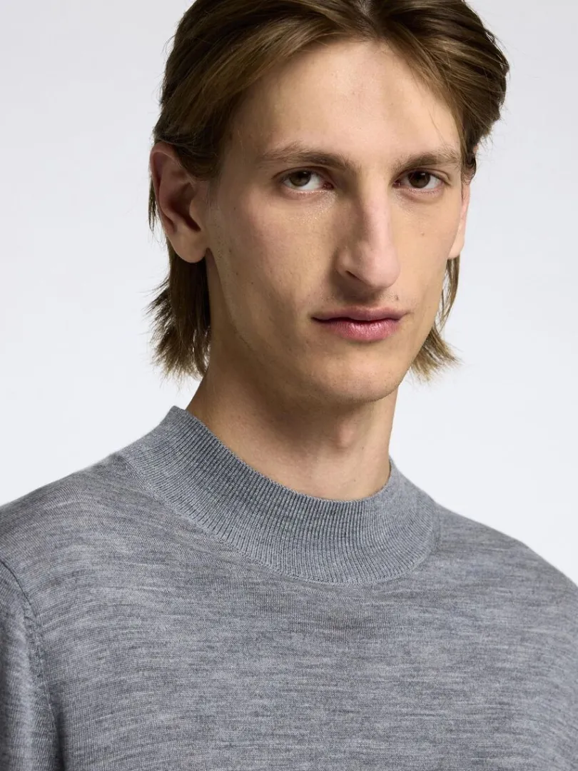 merinould_sweater_med_hj_3.webp Strik>SELECTED 100% MERINOULD SWEATER MED HØJ HALS Grey