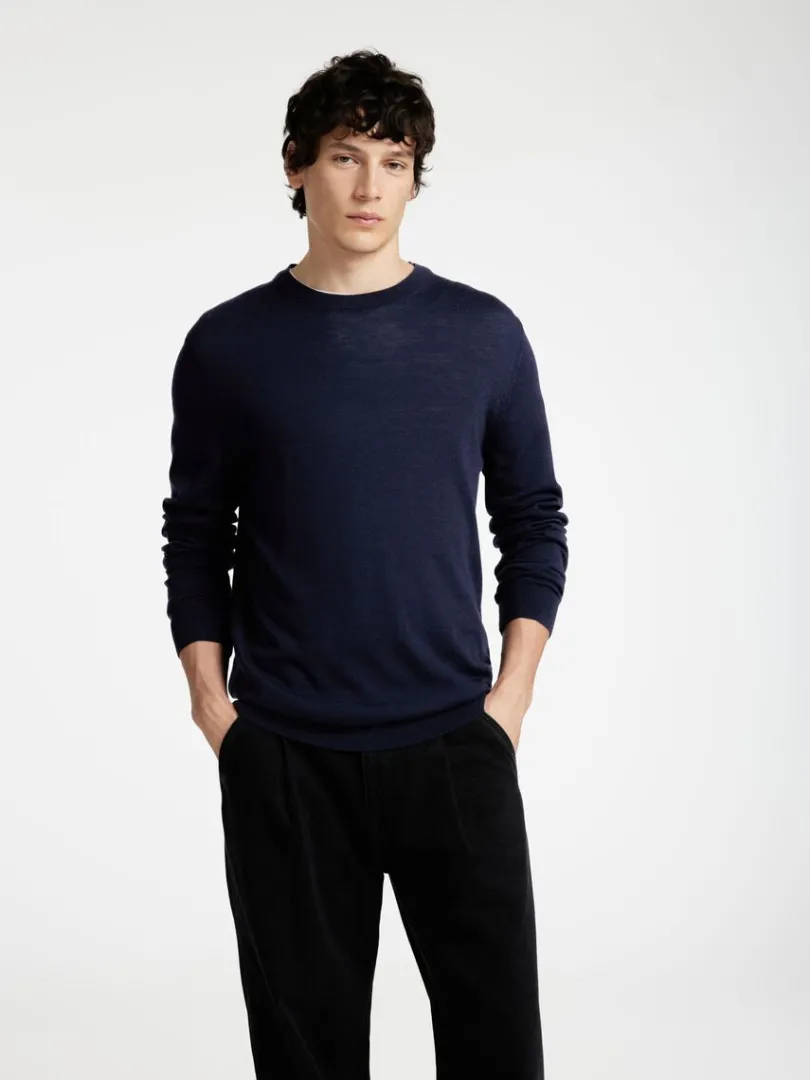merinould_sweater_med_ru_2.webp Strik>SELECTED 100% MERINOULD SWEATER MED RUND HALS Blue