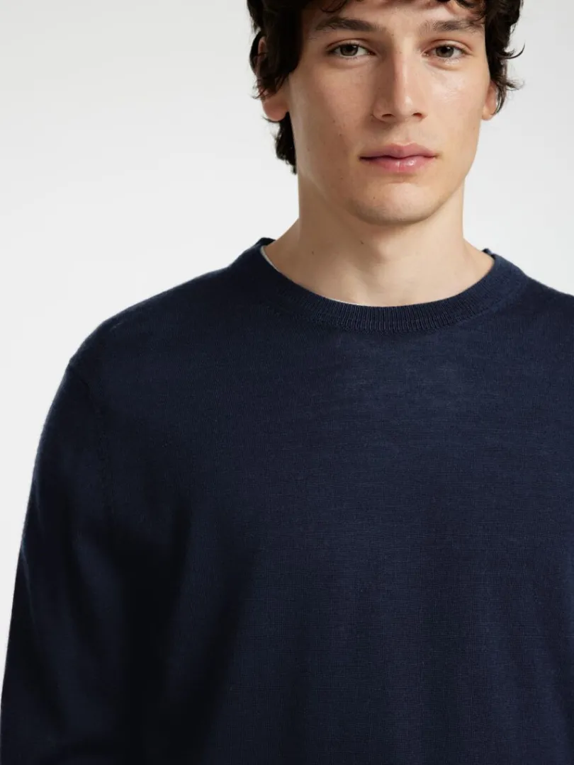 merinould_sweater_med_ru_3.webp Strik>SELECTED 100% MERINOULD SWEATER MED RUND HALS Blue