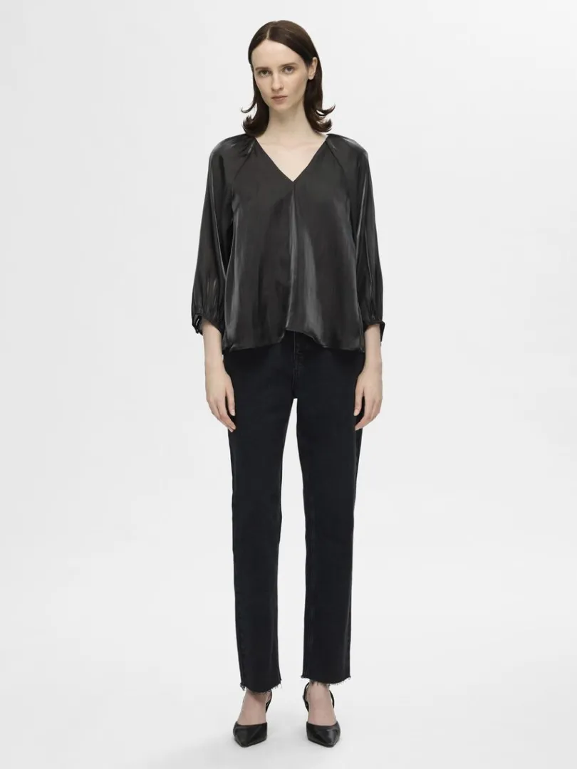 metallisk_bluse_med_vhals_1.webp Toppe Og Bluser>SELECTED METALLISK BLUSE MED V-HALS Black