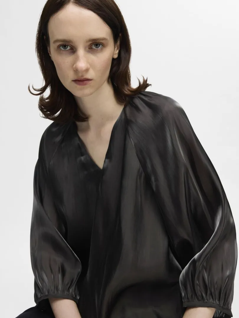 metallisk_bluse_med_vhals_2.webp Toppe Og Bluser>SELECTED METALLISK BLUSE MED V-HALS Black
