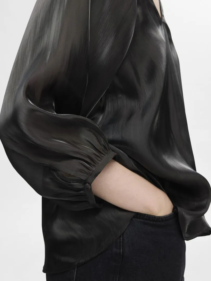 metallisk_bluse_med_vhals_3.webp Toppe Og Bluser>SELECTED METALLISK BLUSE MED V-HALS Black