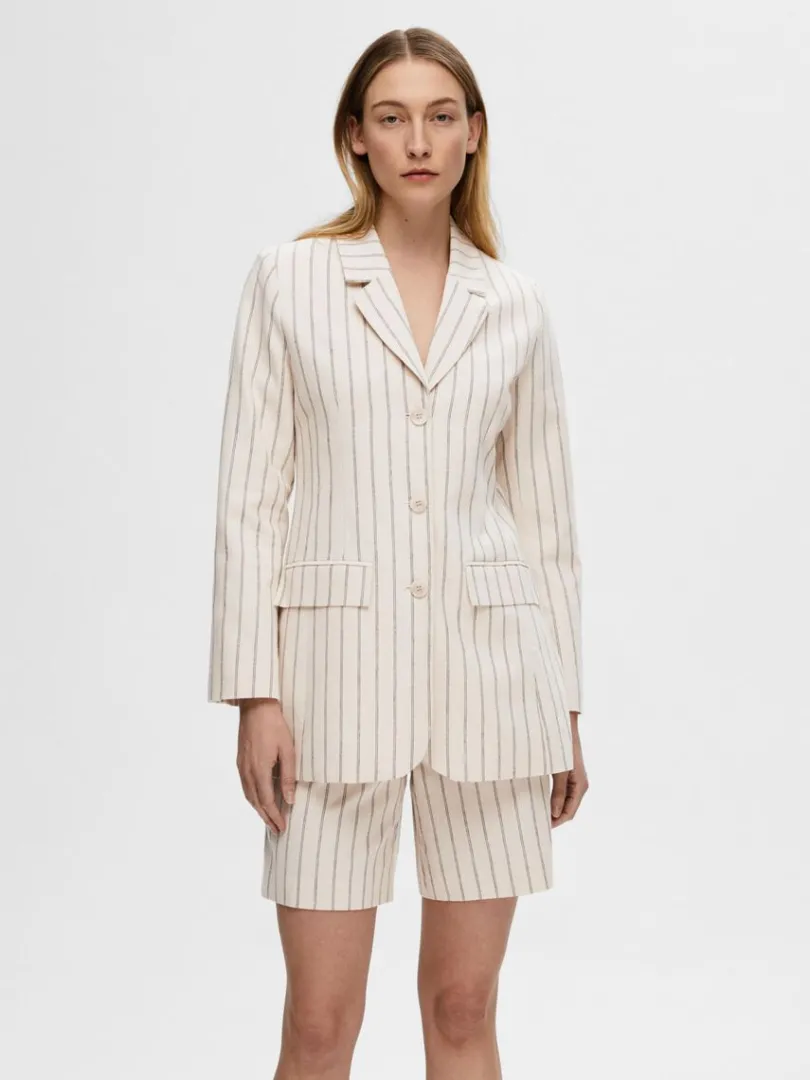 nlestribet_blazer_0.webp Jakkesæt & Blazers>SELECTED NÅLESTRIBET BLAZER Beige