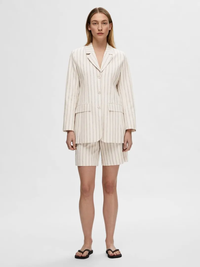 nlestribet_blazer_1.webp Jakkesæt & Blazers>SELECTED NÅLESTRIBET BLAZER Beige