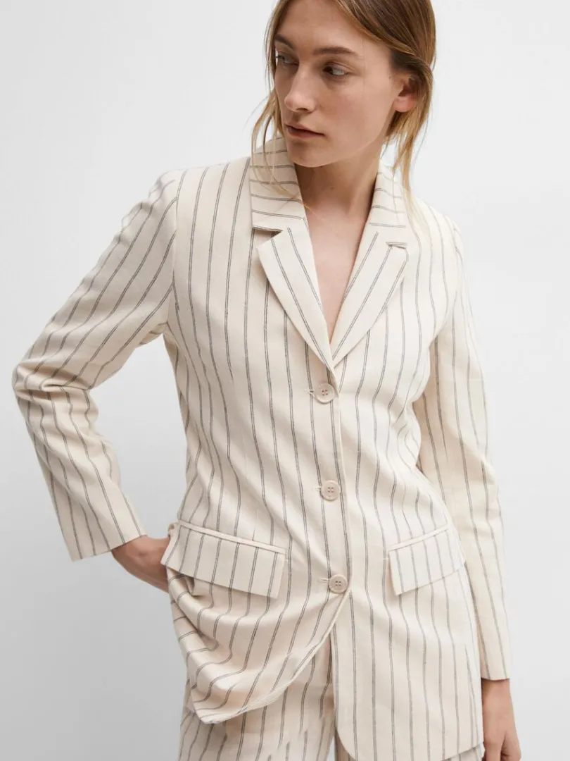 nlestribet_blazer_2.webp Jakkesæt & Blazers>SELECTED NÅLESTRIBET BLAZER Beige