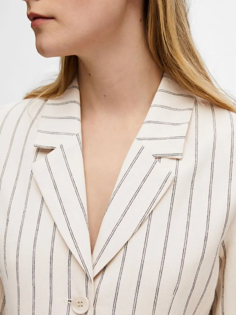 nlestribet_blazer_3.webp Jakkesæt & Blazers>SELECTED NÅLESTRIBET BLAZER Beige