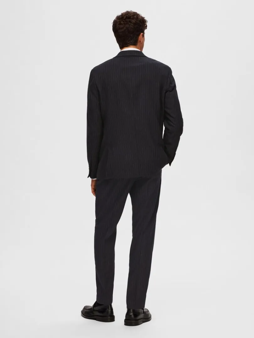 nlestribet_enkeltradet_bl_1.webp Jakkesæt & Blazers>SELECTED NÅLESTRIBET ENKELTRADET BLAZER Blue