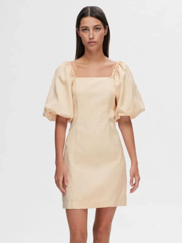 Kjoler>SELECTED OFF-THE-SHOULDER KORT KJOLE Beige