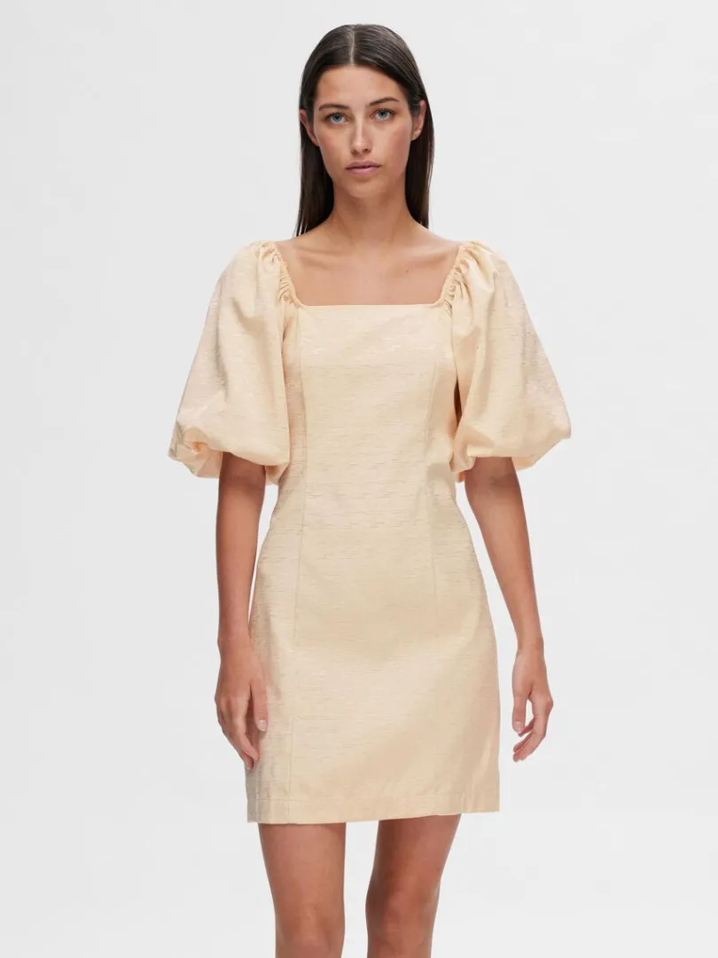 offtheshoulder_kort_kjole_0.webp Kjoler>SELECTED OFF-THE-SHOULDER KORT KJOLE Beige