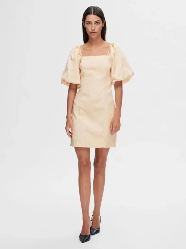 Kjoler>SELECTED OFF-THE-SHOULDER KORT KJOLE Beige