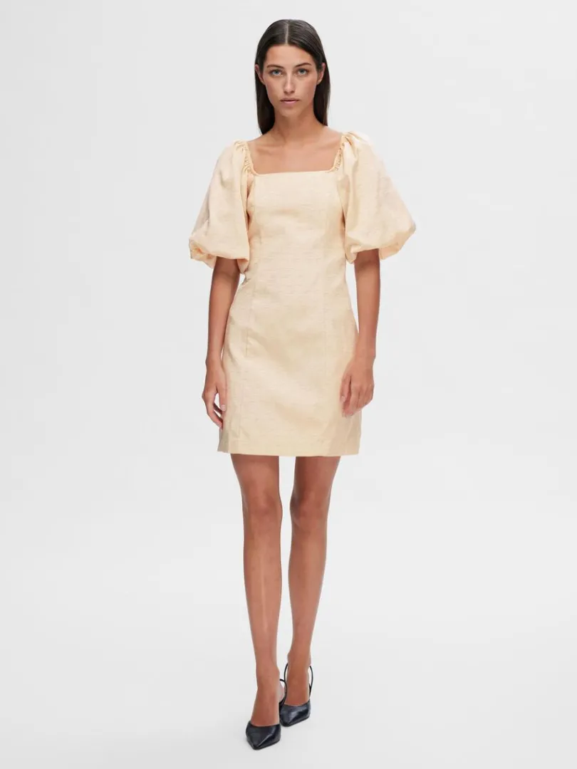 offtheshoulder_kort_kjole_1.webp Kjoler>SELECTED OFF-THE-SHOULDER KORT KJOLE Beige