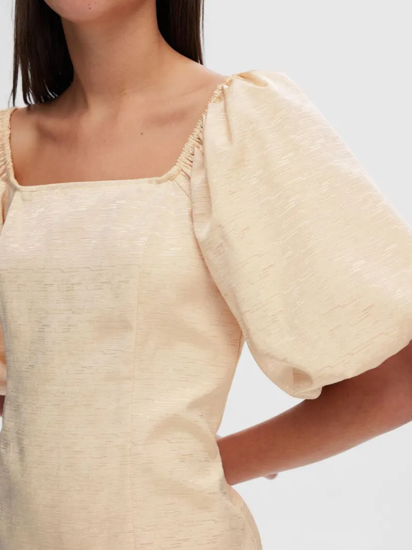 offtheshoulder_kort_kjole_3.webp Kjoler>SELECTED OFF-THE-SHOULDER KORT KJOLE Beige