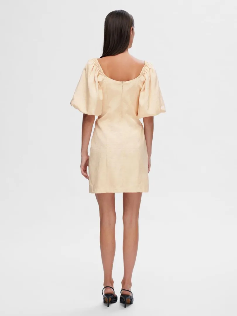 offtheshoulder_kort_kjole_4.webp Kjoler>SELECTED OFF-THE-SHOULDER KORT KJOLE Beige
