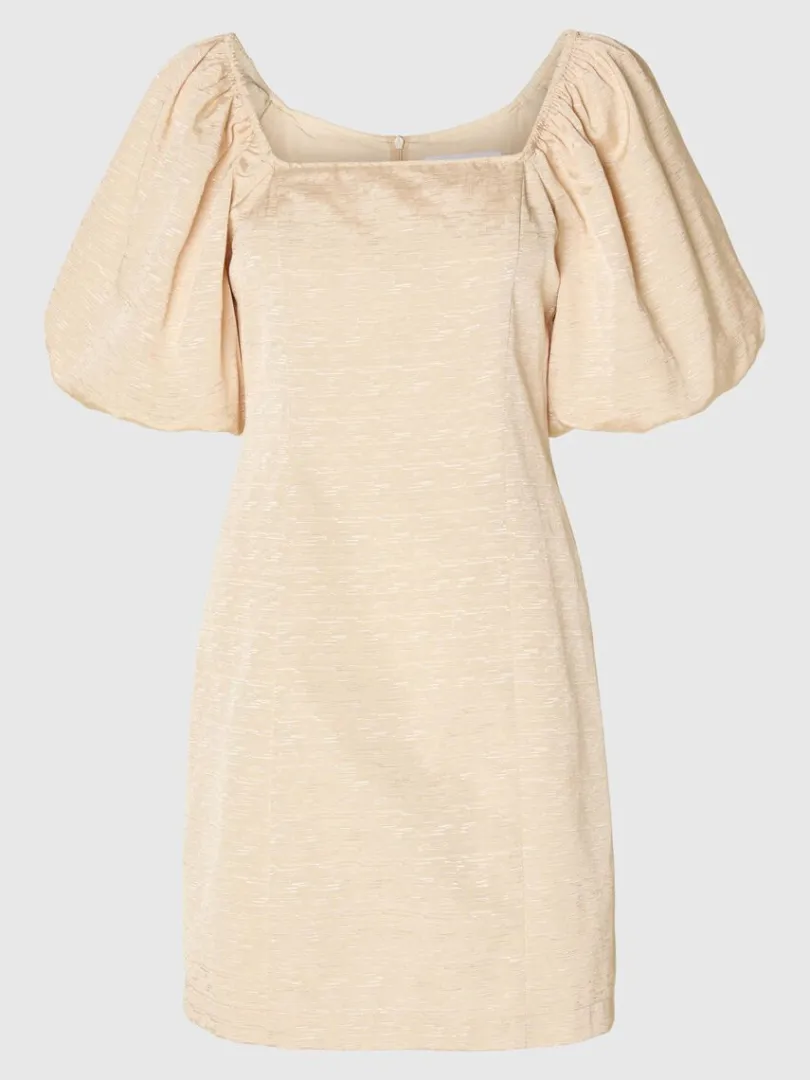 offtheshoulder_kort_kjole_5.webp Kjoler>SELECTED OFF-THE-SHOULDER KORT KJOLE Beige