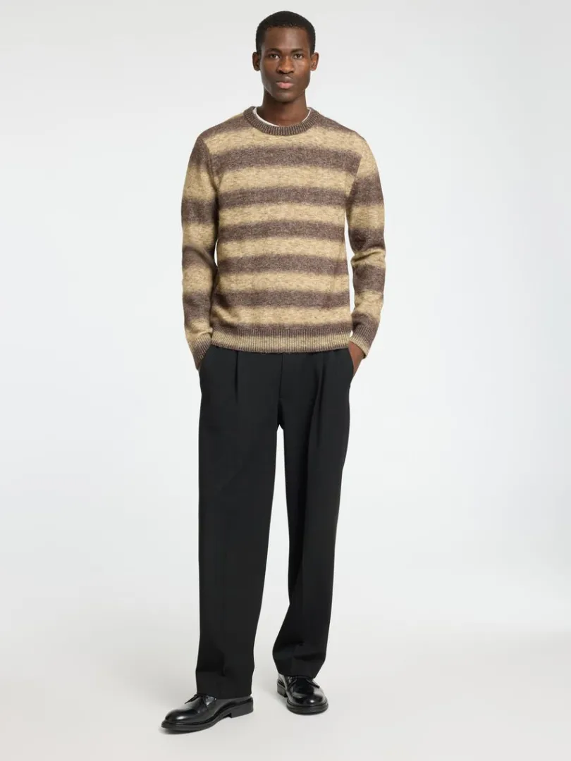 ombrestribet_sweater_med__1.webp Strik>SELECTED OMBRE-STRIBET SWEATER MED RUND HALS Brown