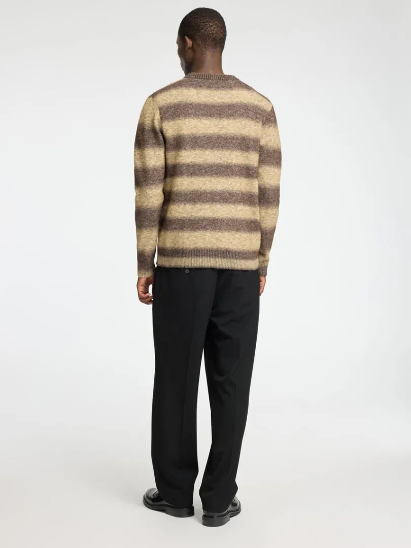 ombrestribet_sweater_med__5.webp Strik>SELECTED OMBRE-STRIBET SWEATER MED RUND HALS Brown