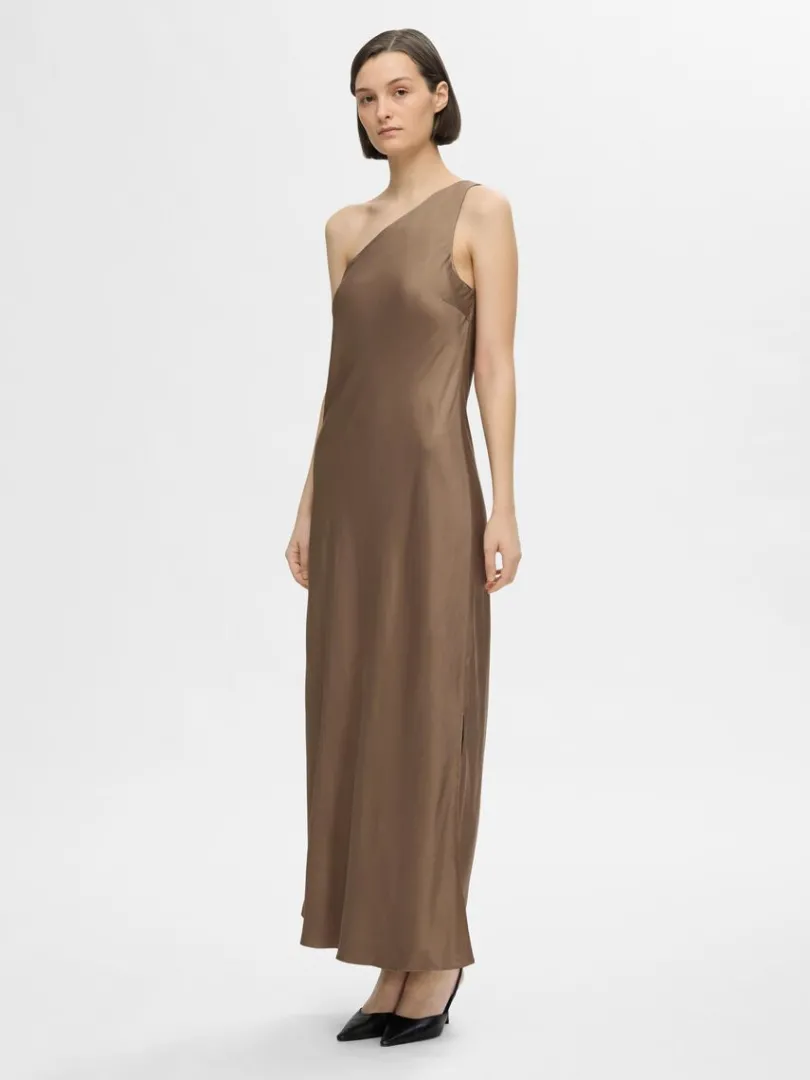 oneshoulder_maxikjole_1.webp Kjoler>SELECTED ONE-SHOULDER MAXIKJOLE Brown