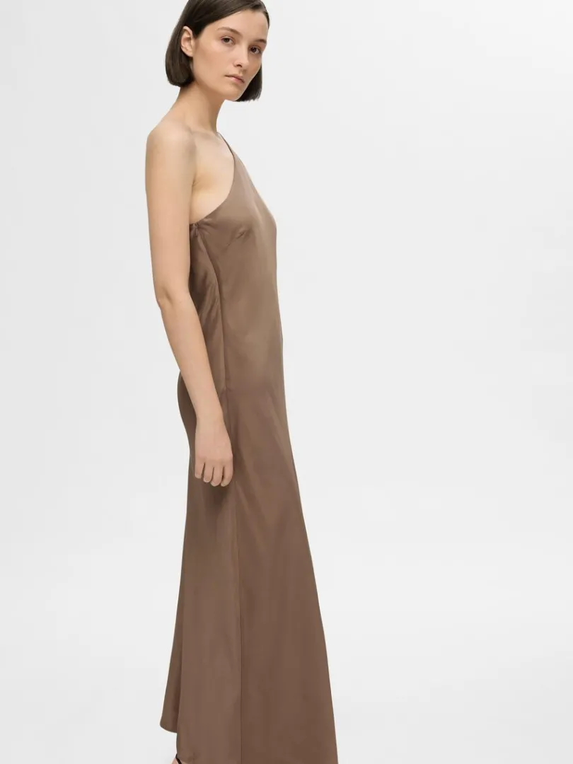 oneshoulder_maxikjole_2.webp Kjoler>SELECTED ONE-SHOULDER MAXIKJOLE Brown