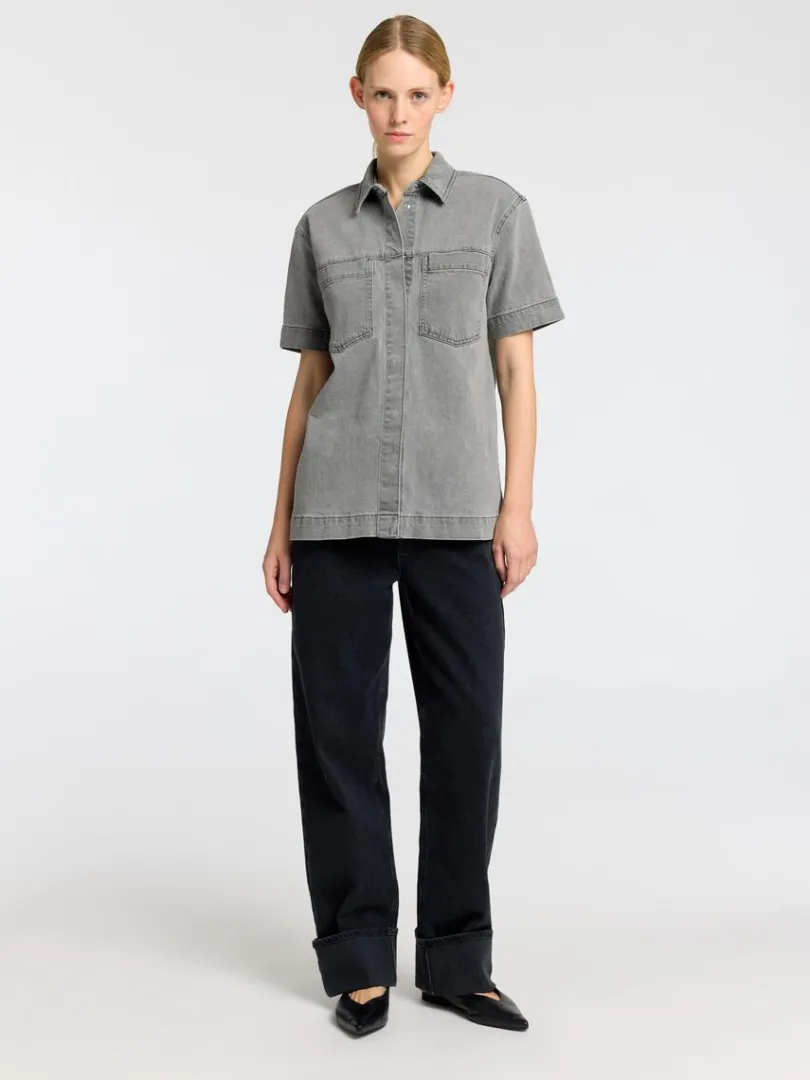 oversized_denimskjorte_1.webp Skjorter>SELECTED OVERSIZED DENIMSKJORTE Grey
