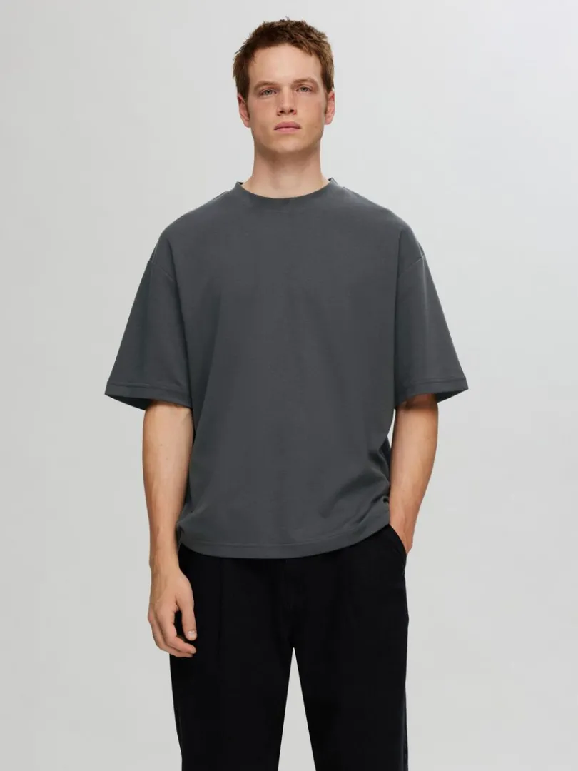 oversized_kortrmet_tshirt_0-2.webp T-shirts>SELECTED OVERSIZED KORTÆRMET T-SHIRT Grey