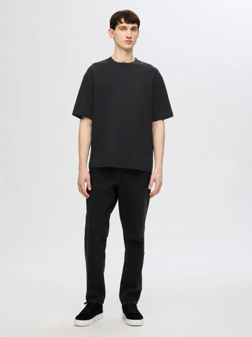oversized_kortrmet_tshirt_1-7.webp T-shirts>SELECTED OVERSIZED KORTÆRMET T-SHIRT Black