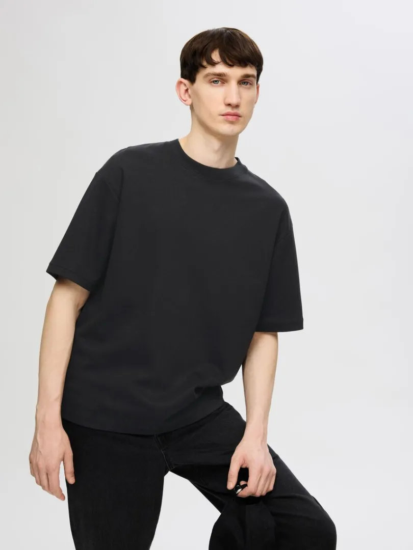 oversized_kortrmet_tshirt_2-7.webp T-shirts>SELECTED OVERSIZED KORTÆRMET T-SHIRT Black