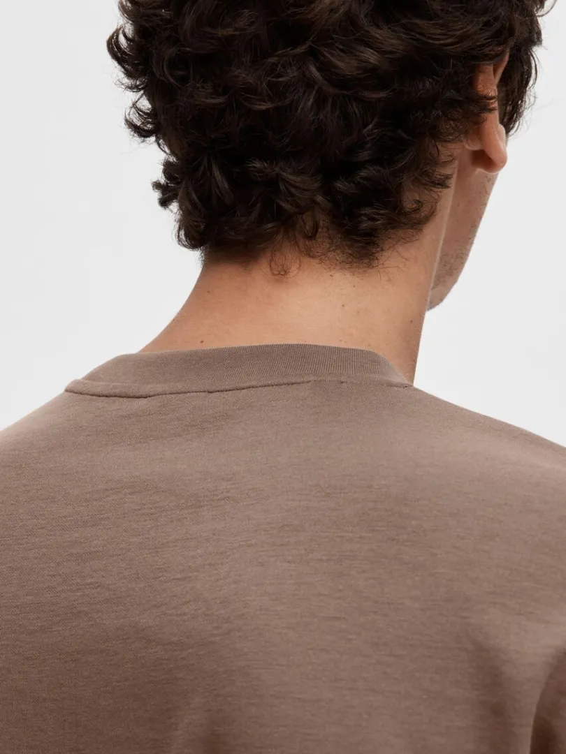 oversized_kortrmet_tshirt_3-9.webp T-shirts>SELECTED OVERSIZED KORTÆRMET T-SHIRT Brown