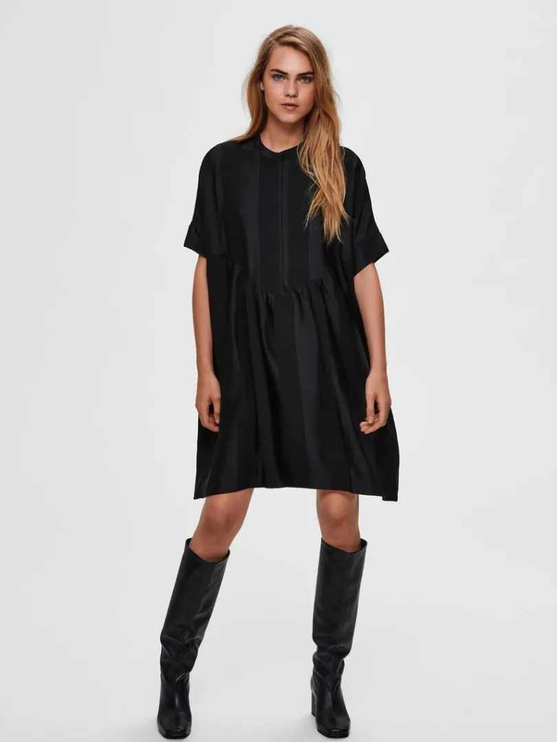 oversized_satin_kort_kjol_1.webp Kjoler>SELECTED OVERSIZED SATIN KORT KJOLE Black