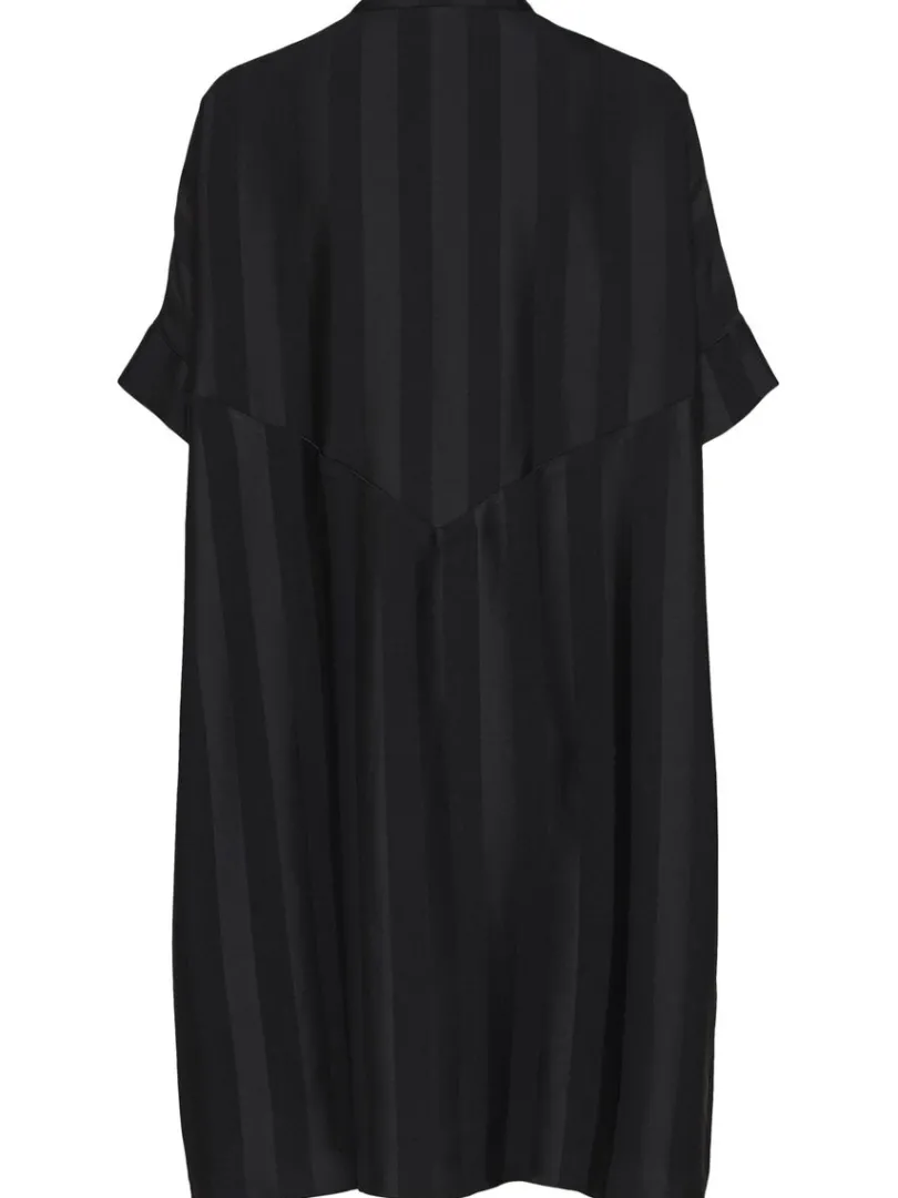 oversized_satin_kort_kjol_6.webp Kjoler>SELECTED OVERSIZED SATIN KORT KJOLE Black