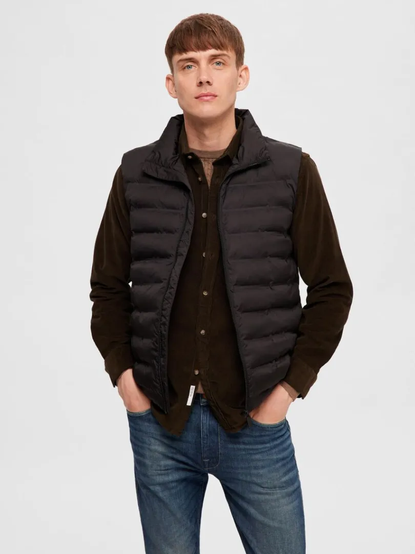 polstret_quiltet_vest_0.webp Overtøj>SELECTED POLSTRET QUILTET VEST Black