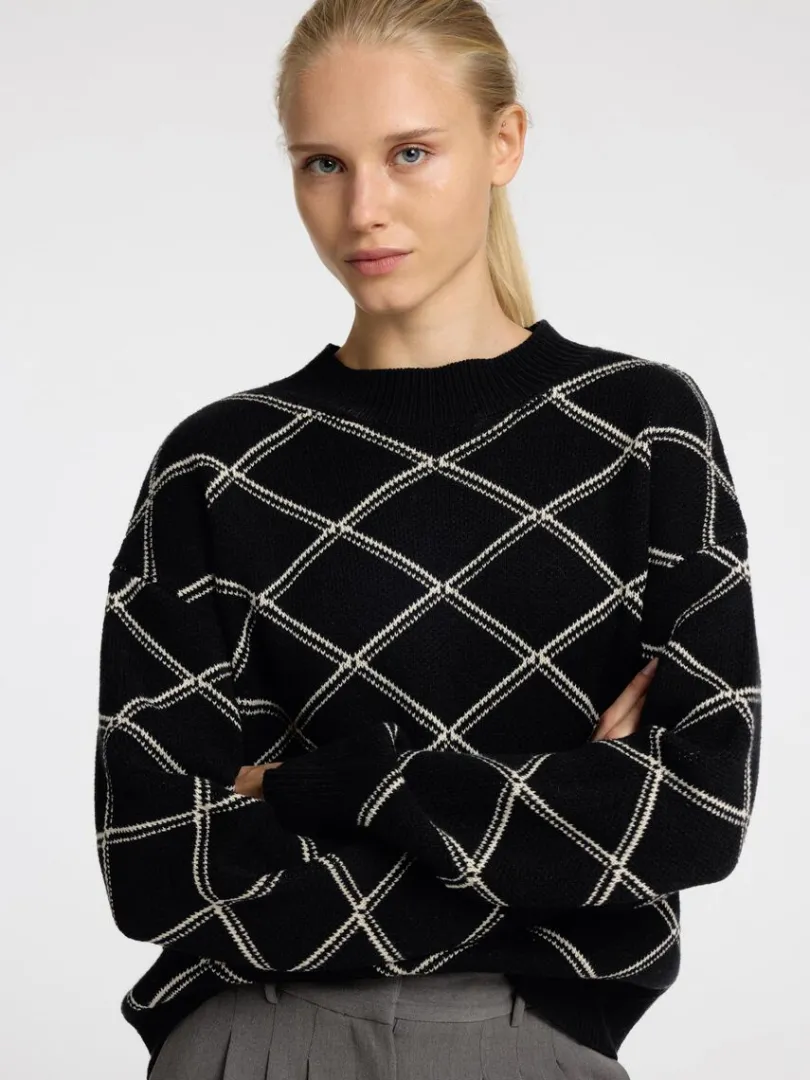 printet_hjhalset_trje_3.webp Strik>SELECTED PRINTET HØJHALSET TRØJE Black
