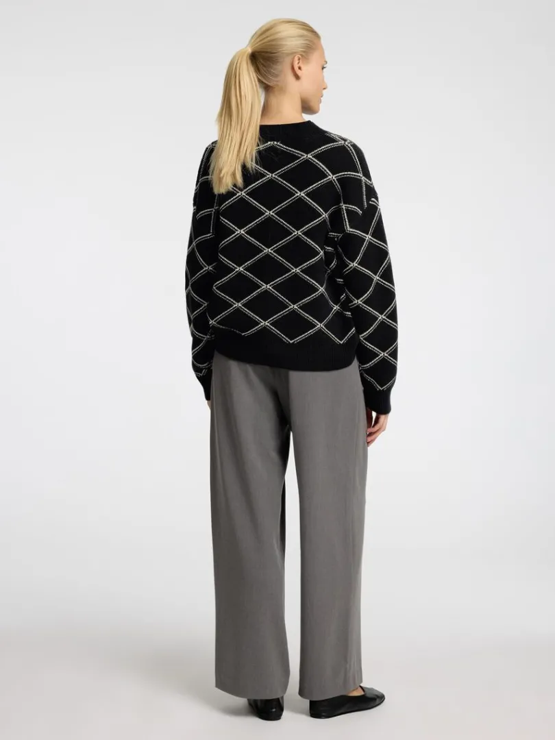 printet_hjhalset_trje_4.webp Strik>SELECTED PRINTET HØJHALSET TRØJE Black