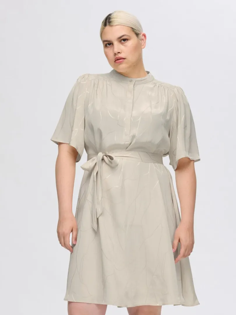 printet_kort_kjole_6.webp Kjoler>SELECTED PRINTET KORT KJOLE Beige