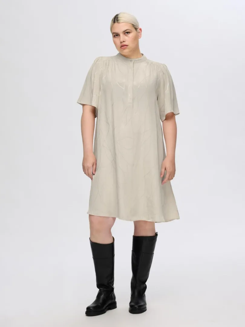 printet_kort_kjole_7.webp Kjoler>SELECTED PRINTET KORT KJOLE Beige