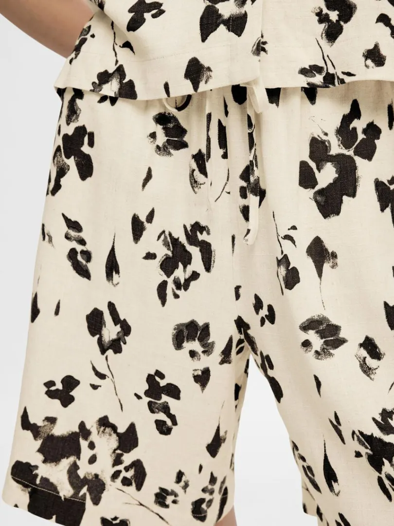 printet_loose_fit_shorts_4.webp Shorts>SELECTED PRINTET LOOSE FIT SHORTS Beige