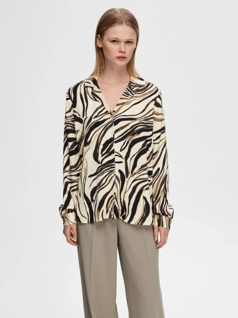 printet_satin_skjorte_0.webp Skjorter>SELECTED PRINTET SATIN. SKJORTE Black