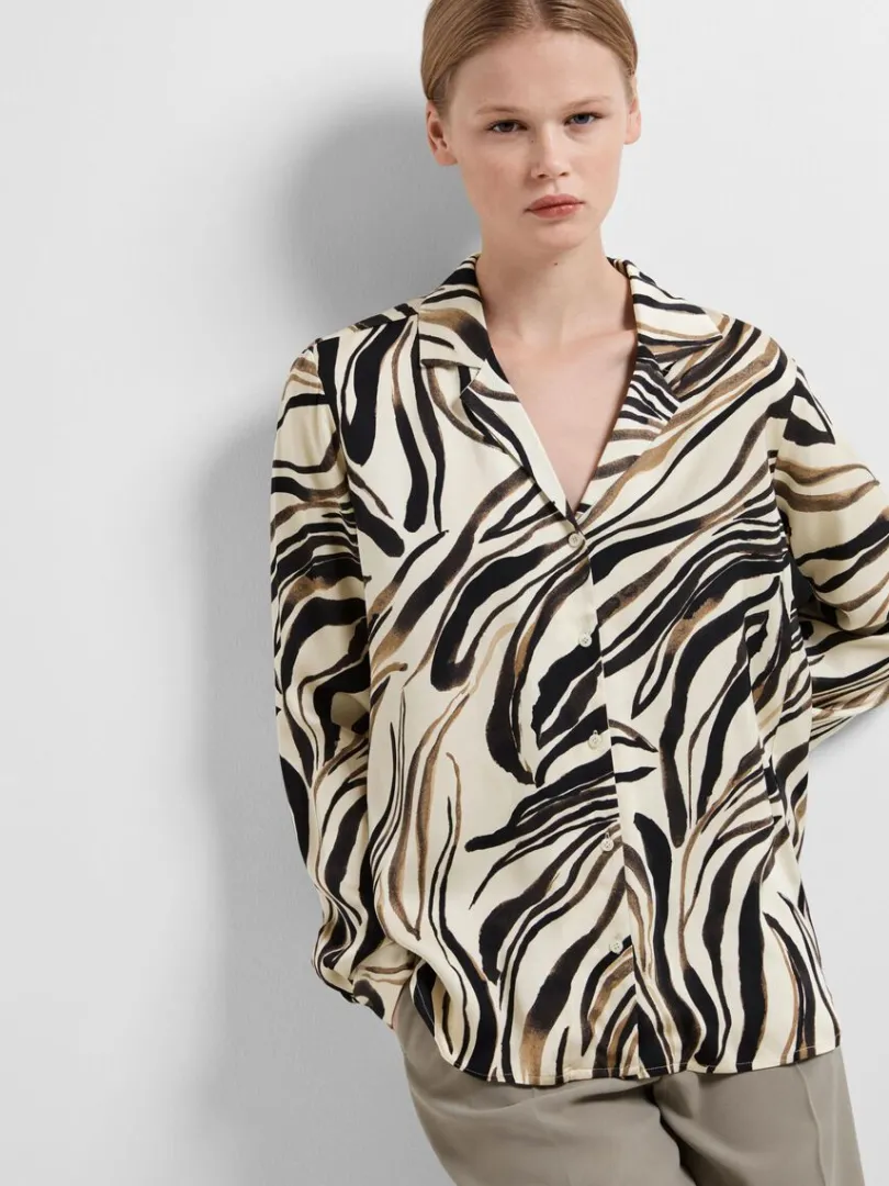 printet_satin_skjorte_2.webp Skjorter>SELECTED PRINTET SATIN. SKJORTE Black