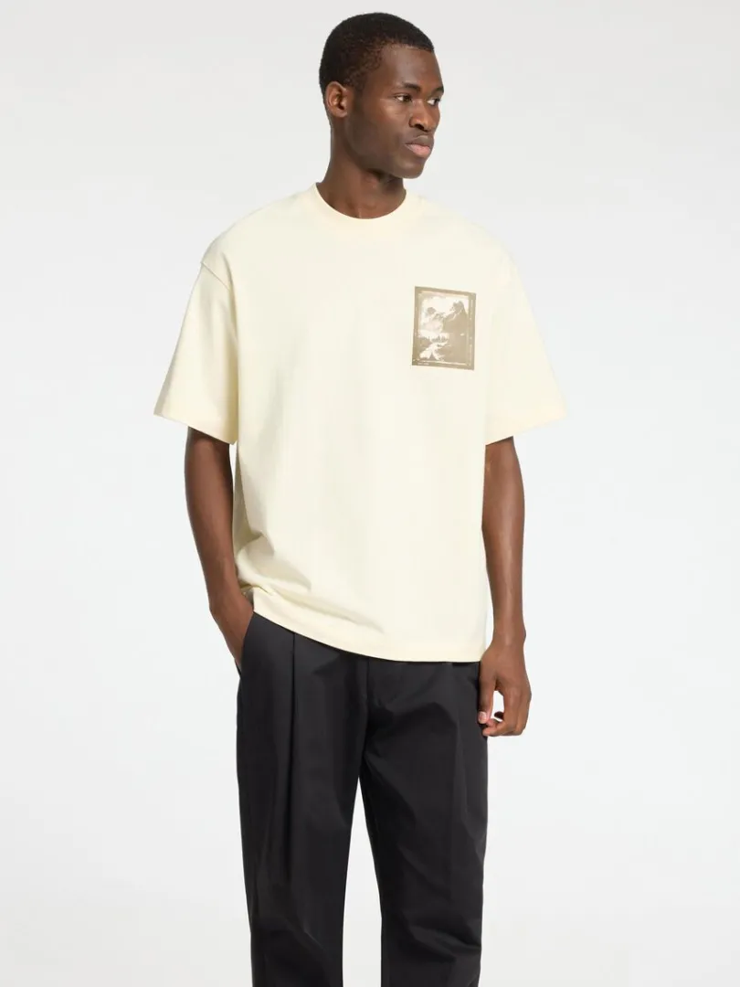 printet_tshirt_med_rund_h_0-1.webp T-shirts>SELECTED PRINTET T-SHIRT MED RUND HALS White