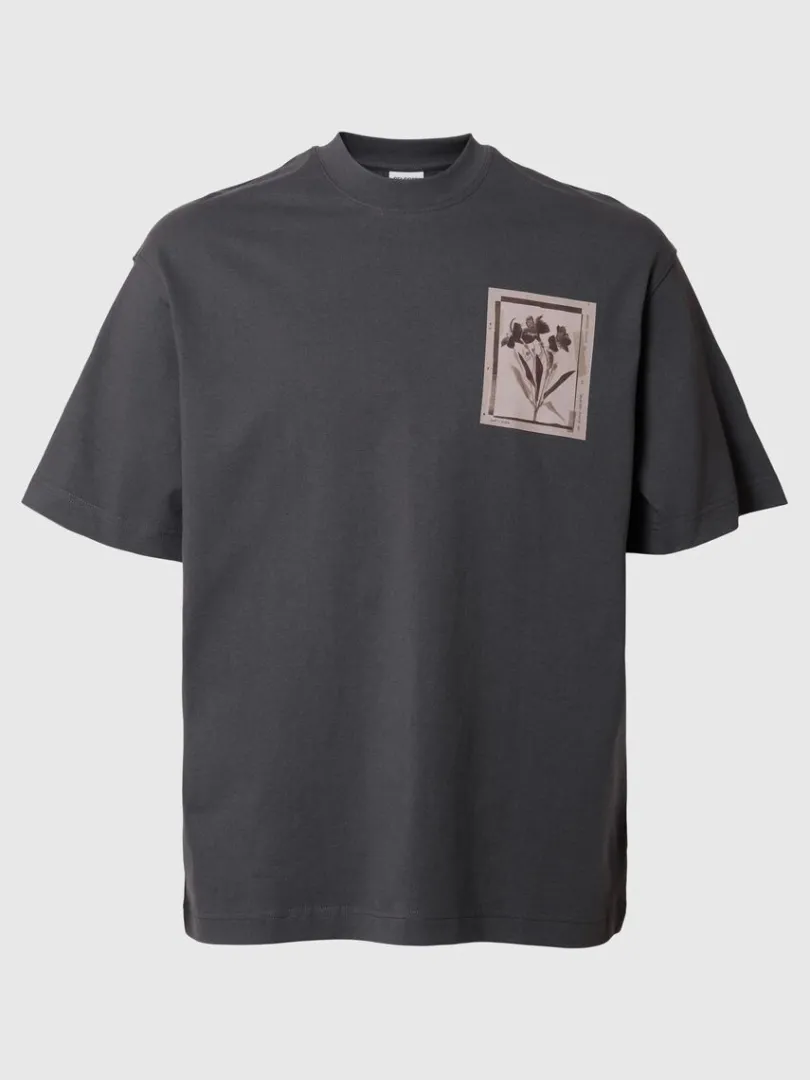 printet_tshirt_med_rund_h_0-2.webp T-shirts>SELECTED PRINTET T-SHIRT MED RUND HALS Grey