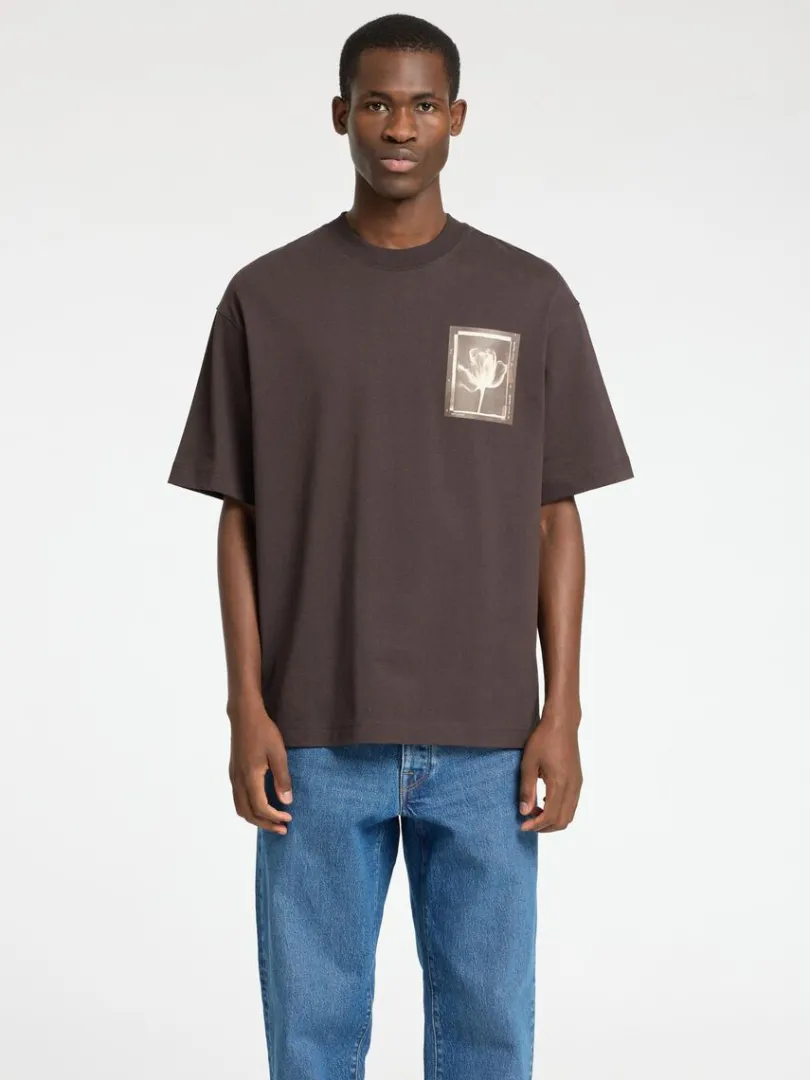 printet_tshirt_med_rund_h_0.webp T-shirts>SELECTED PRINTET T-SHIRT MED RUND HALS Brown