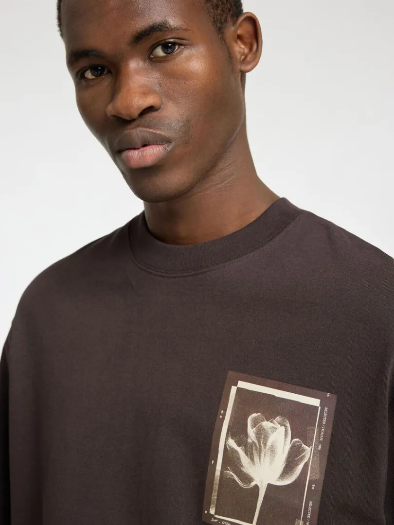 printet_tshirt_med_rund_h_2.webp T-shirts>SELECTED PRINTET T-SHIRT MED RUND HALS Brown