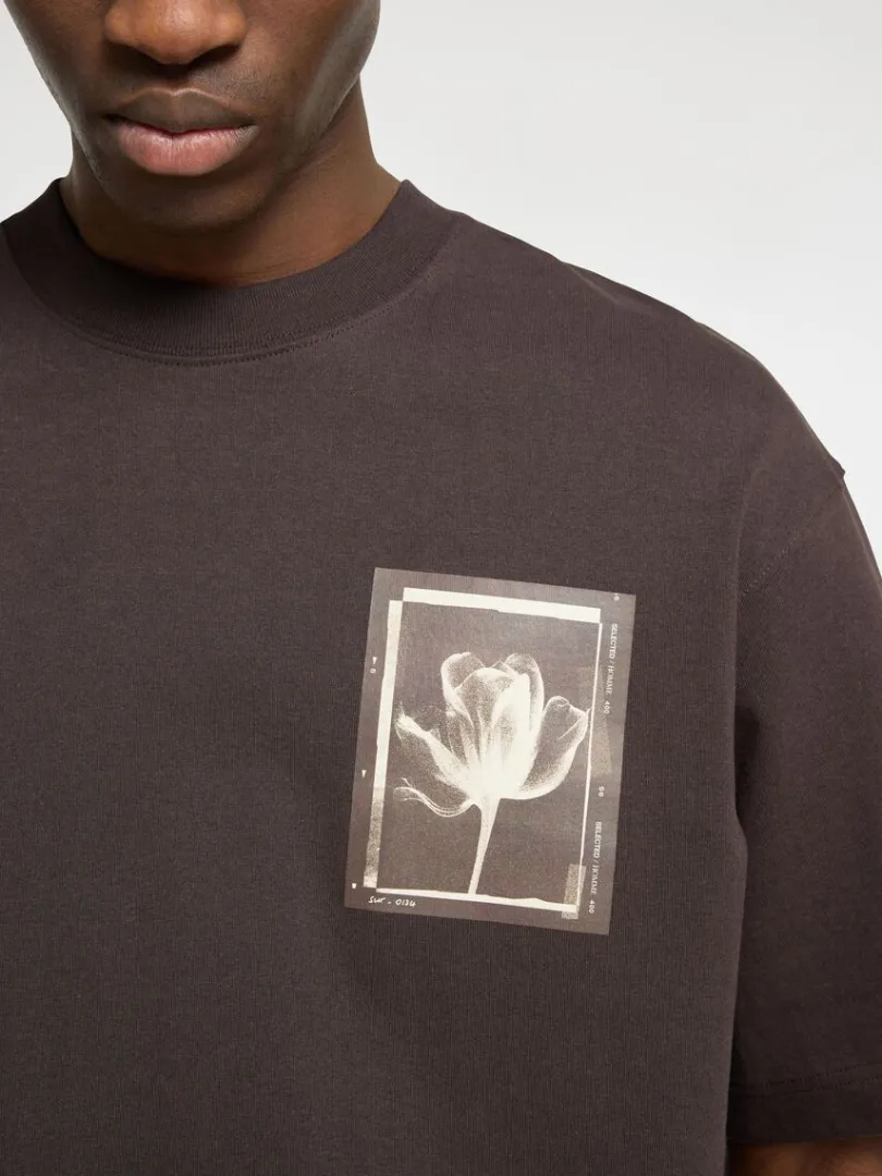 printet_tshirt_med_rund_h_3.webp T-shirts>SELECTED PRINTET T-SHIRT MED RUND HALS Brown