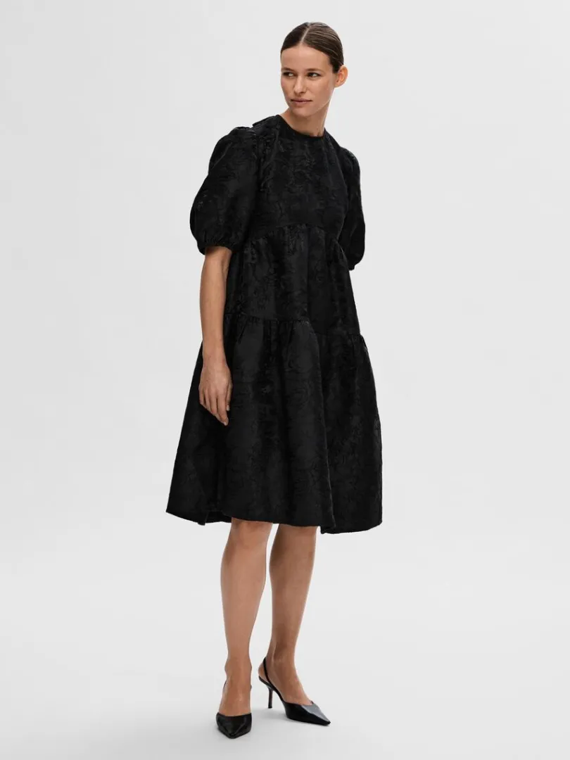 pufrmer_midikjole_1.webp Kjoler>SELECTED PUFÆRMER MIDIKJOLE Black
