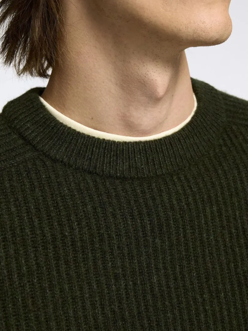 regular_fit_sweater_med_r_3-1.webp Strik>SELECTED REGULAR FIT SWEATER MED RUND HALS Green