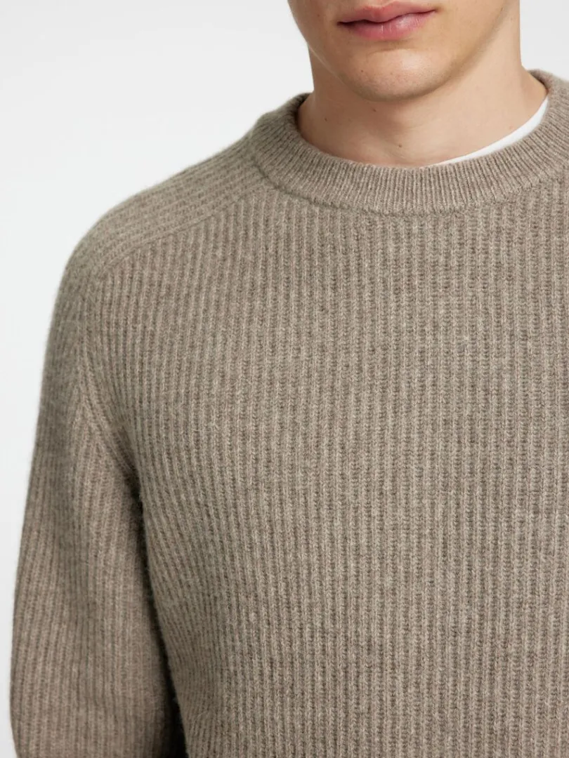 regular_fit_sweater_med_r_3.webp Strik>SELECTED REGULAR FIT SWEATER MED RUND HALS Brown