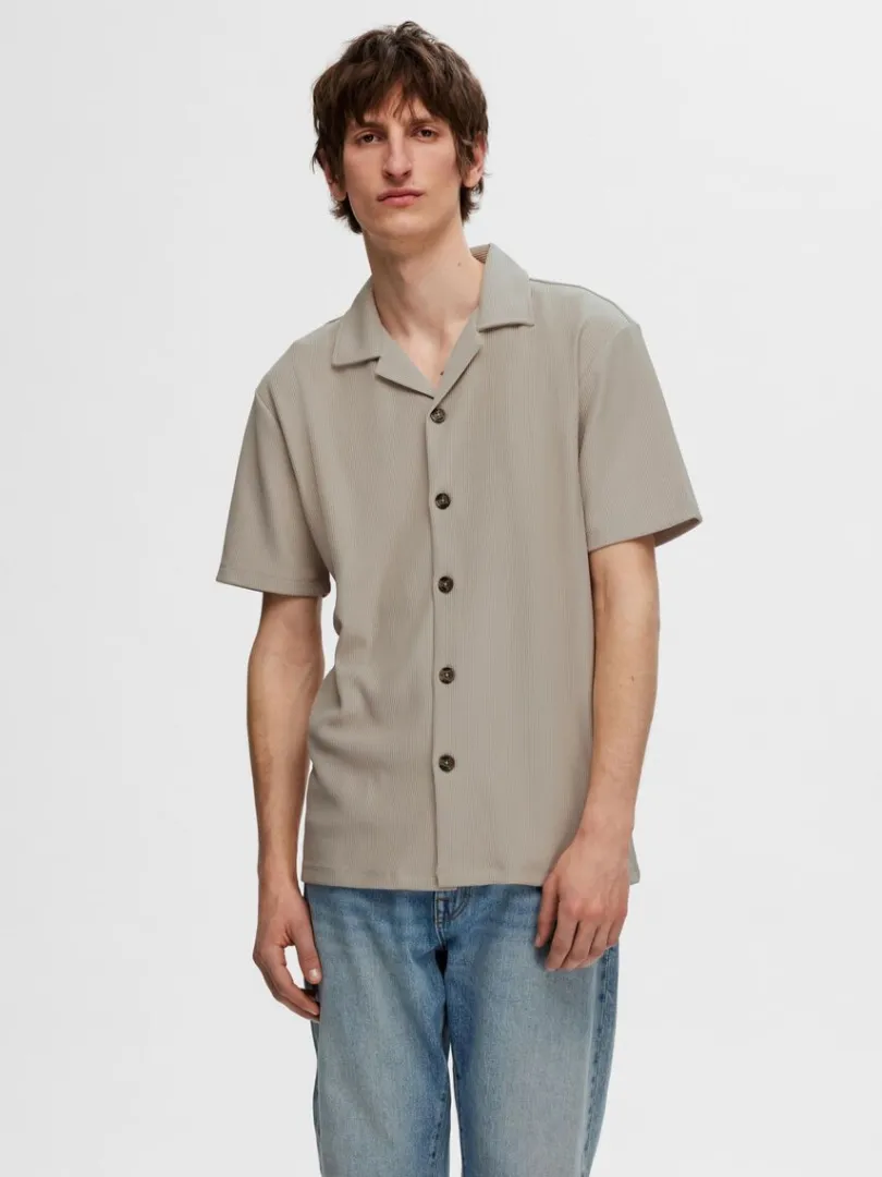 ribbet_cubancollar_kortrm_0-1.webp Skjorter>SELECTED RIBBET CUBAN-COLLAR KORTÆRMET SKJORTE Beige