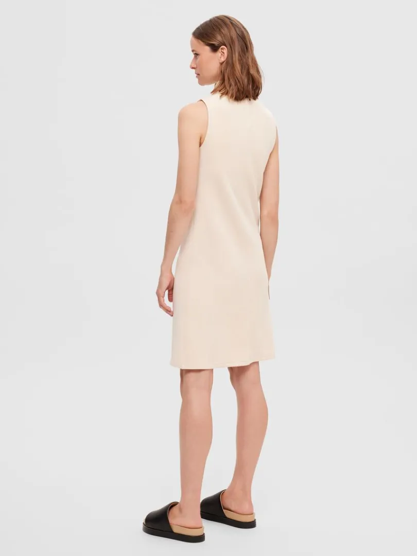 rmels_kort_kjole_4-1.webp Kjoler>SELECTED ÆRMELØS KORT KJOLE Beige