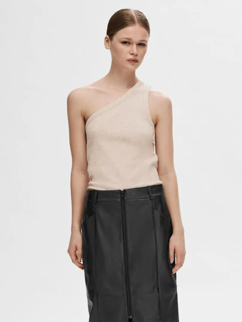rmels_oneshouldertop_0.webp Toppe Og Bluser>SELECTED ÆRMELØS ONE-SHOULDER-TOP Beige