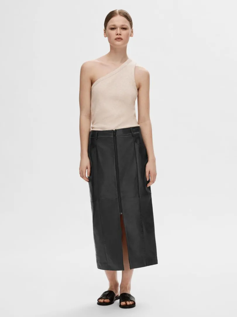 rmels_oneshouldertop_1.webp Toppe Og Bluser>SELECTED ÆRMELØS ONE-SHOULDER-TOP Beige