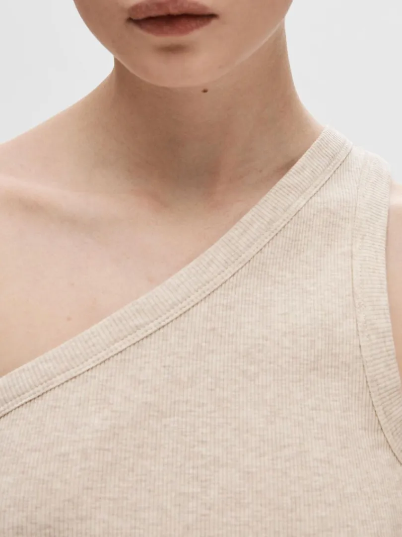 rmels_oneshouldertop_3.webp Toppe Og Bluser>SELECTED ÆRMELØS ONE-SHOULDER-TOP Beige
